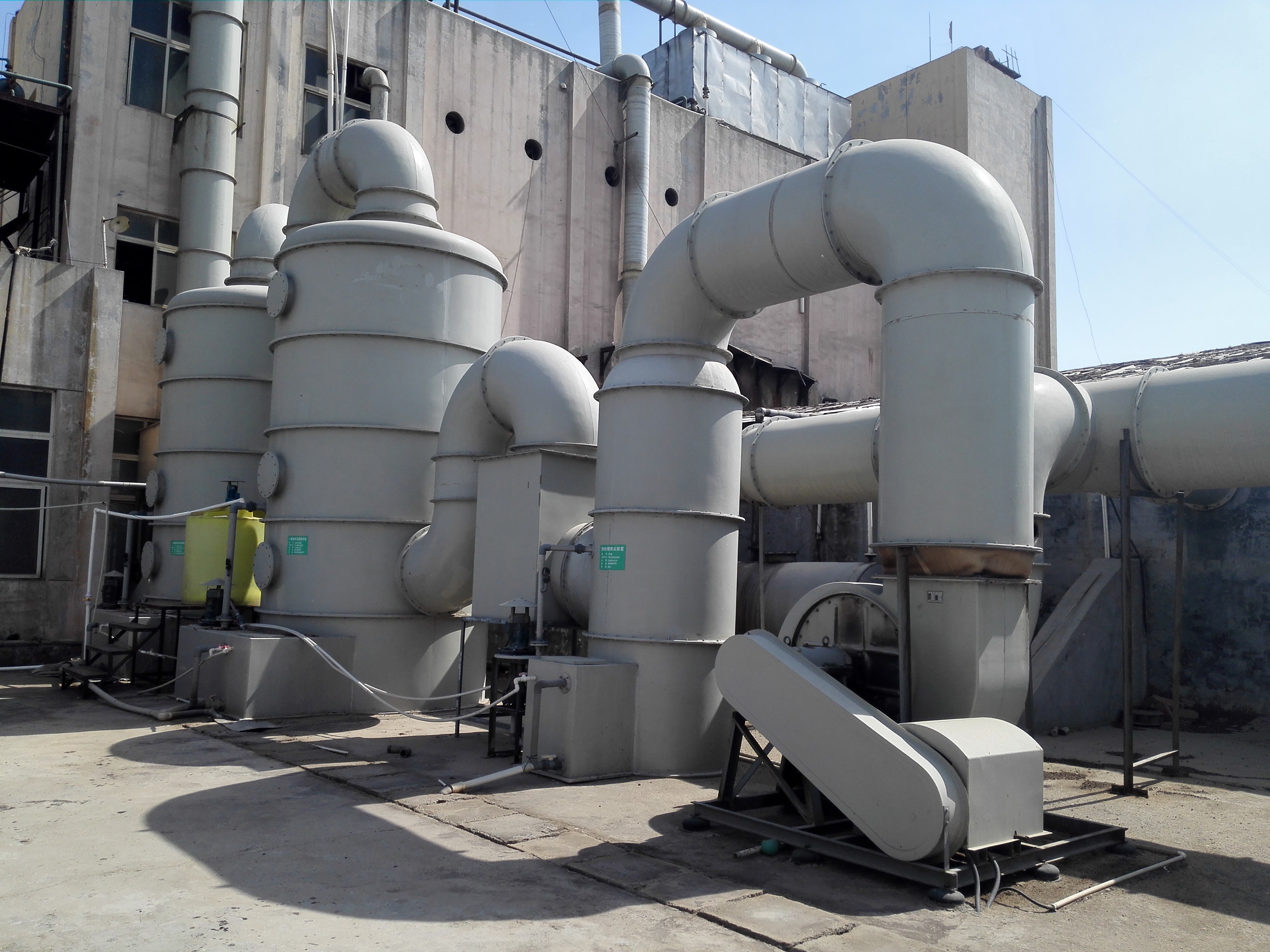 What are the common maintenance requirements for wet scrubbers?