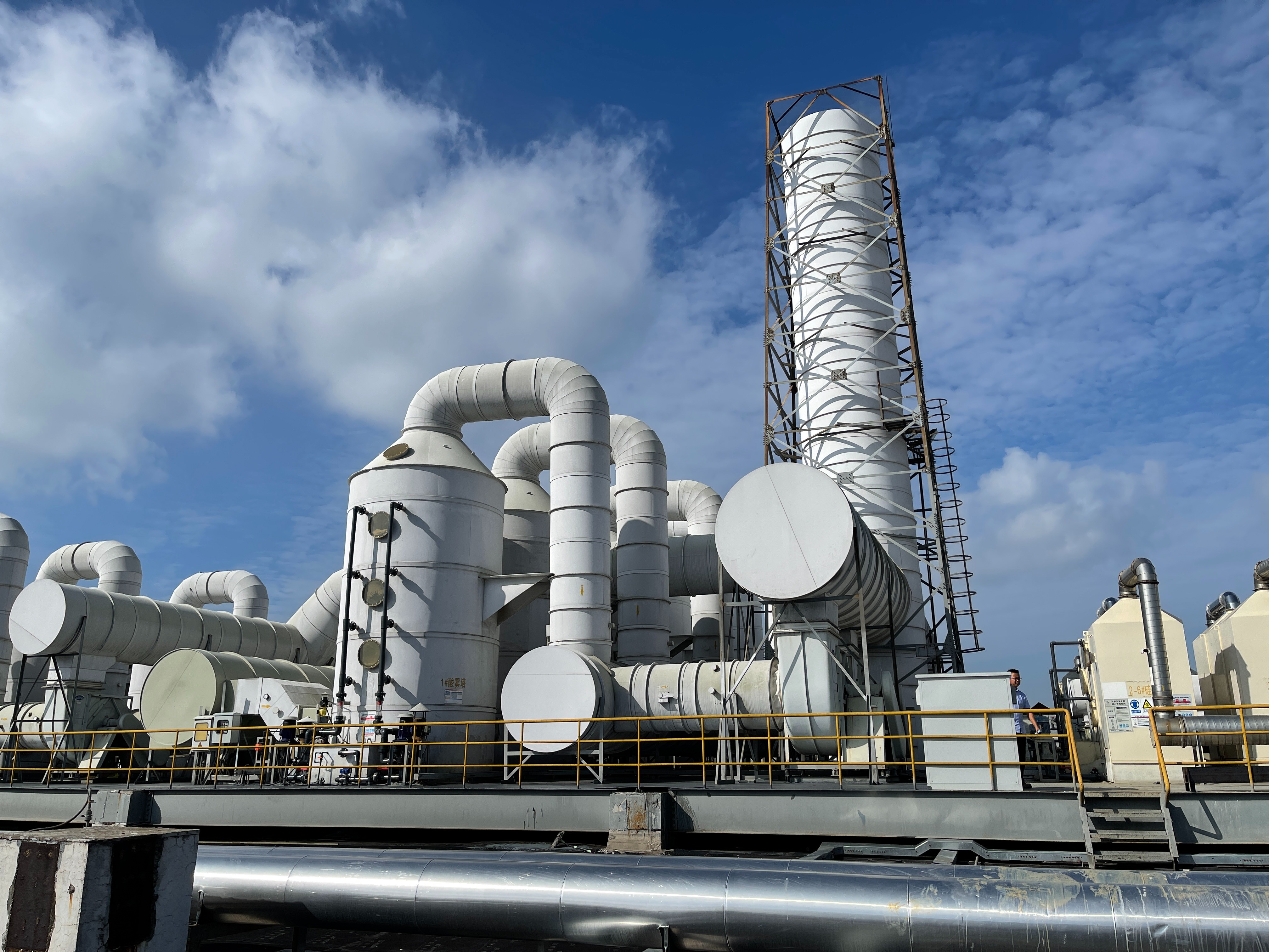 What are some best practices for chemical management in wet scrubbers?